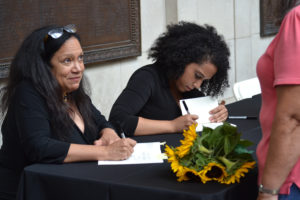 母女作家爱丽丝·兰德尔和卡洛琳·兰德尔·威廉姆斯在2015年南方图书节上