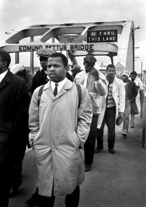 1965年，约翰·刘易斯领导了从塞尔玛到蒙哥马利的游行