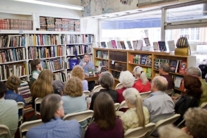 2011年，作家迈克尔·西姆斯在BookMan/BookWoman上发表演讲